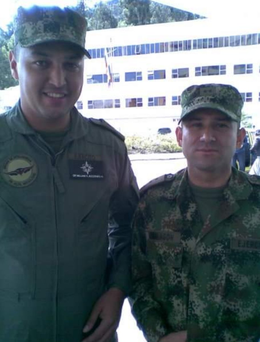 walezones's tweet photo. @SoyElTeMalagon @FCFSeleccionCol @VickyDavilaH Alguna vez recién liberado mi Coronel me tomé esta imagen con usted y conocí la gran persona que es, un abrazo bendiciones hoy y siempre. https://t.co/fmKCwwsG7t