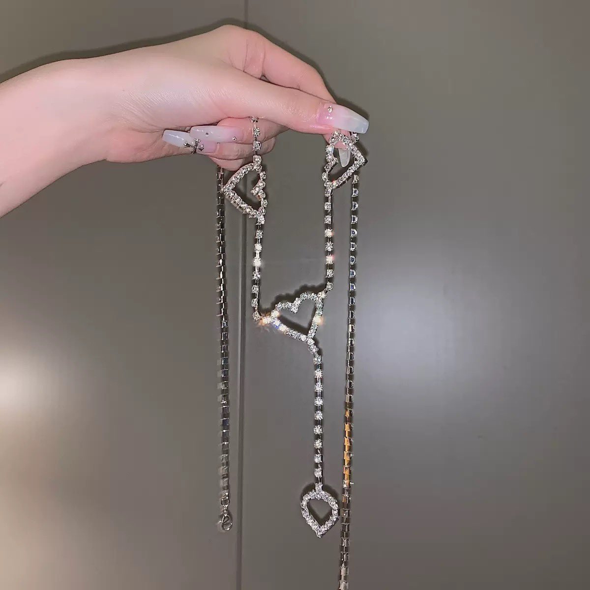 sibratoo's tweet photo. ทาสรัก waist chain ตลอดไปยิ่งเป็นรูปหัวใจด้วยแล้วนี่คือน่ารักใจเจ่บบ ตัวเพชรวิ้งๆเล่นแสงมาก เอาไปใส่เป็นเข็มขัดก็ได้ แล้วราคาดือมาก 100 บาทส่งฟรี!🤟🏻💞 https://t.co/xMM46LDQ3d