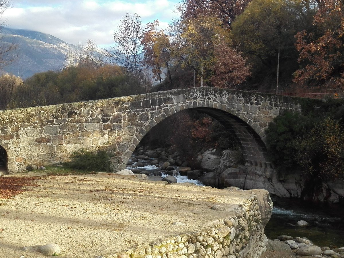 VeradeCaceres's tweet photo. Patrimonio de la Vera. Puente Parral en Jarandilla de la Vera. Por aquí pasarán en unas horas los senderistas participantes en la XXIV Ruta del Emperador. Su construcción data de la Edad Media y se sabe que en 1557 lo cruzó Carlos V en su camino al monasterio de Yuste. https://t.co/UjXy7fhqF5