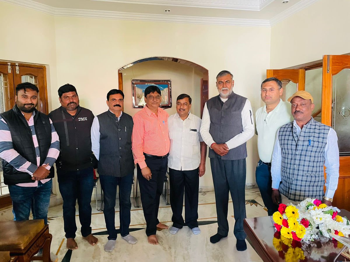 आज जबलपुर <a href="/BJP4JabalpurMP/">BJP Jabalpur Mahanagar District</a> के नवनियुक्त अध्यक्ष पूर्व महापौर,वरिष्ठ नेता <a href="/prabhat_sahujbp/">PRABHAT SAHU BJP</a> का निवास पर परस्पर स्वागत किया।पुराने सहयोगियों एवं कार्यकर्ताओं से मिलने की बंद कर दी गई परम्परा को पुनः स्थापित करने के लिए आभार ।यह संगठन के लिए सुखद आनंद के क्षण है शुभकामनाएँ <a href="/BJP4MP/">BJP Madhya Pradesh</a>