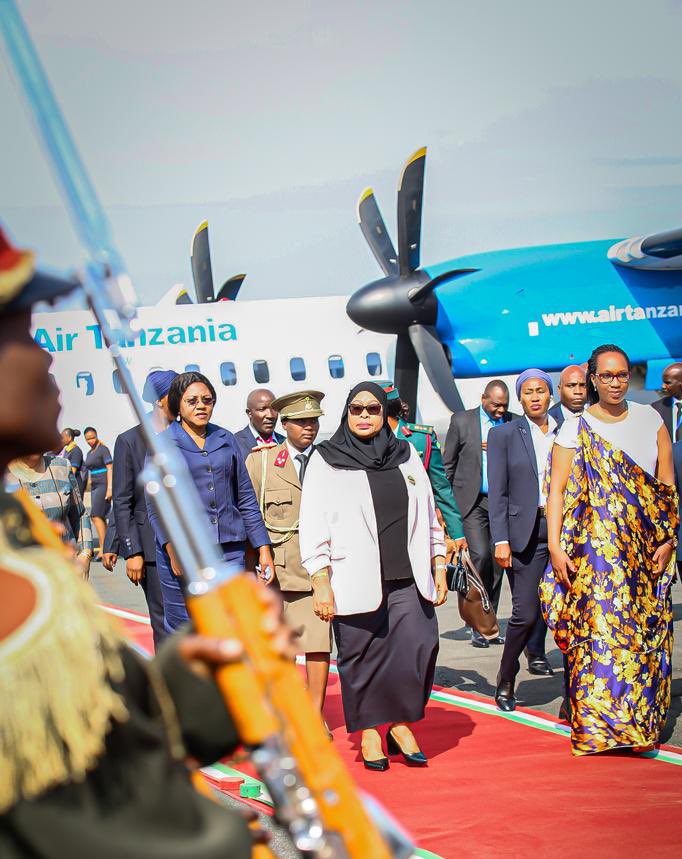 #Burundi La Présidente de la République Unie de Tanzanie SE <a href="/SuluhuSamia/">Samia Suluhu</a> vient d’arriver à l’Aéroport International Melchior Ndadaye de Bujumbura pour participer au 20ème Sommet Extraordinaire des Chefs d’Etat de <a href="/jumuiya/">East African Community</a>.