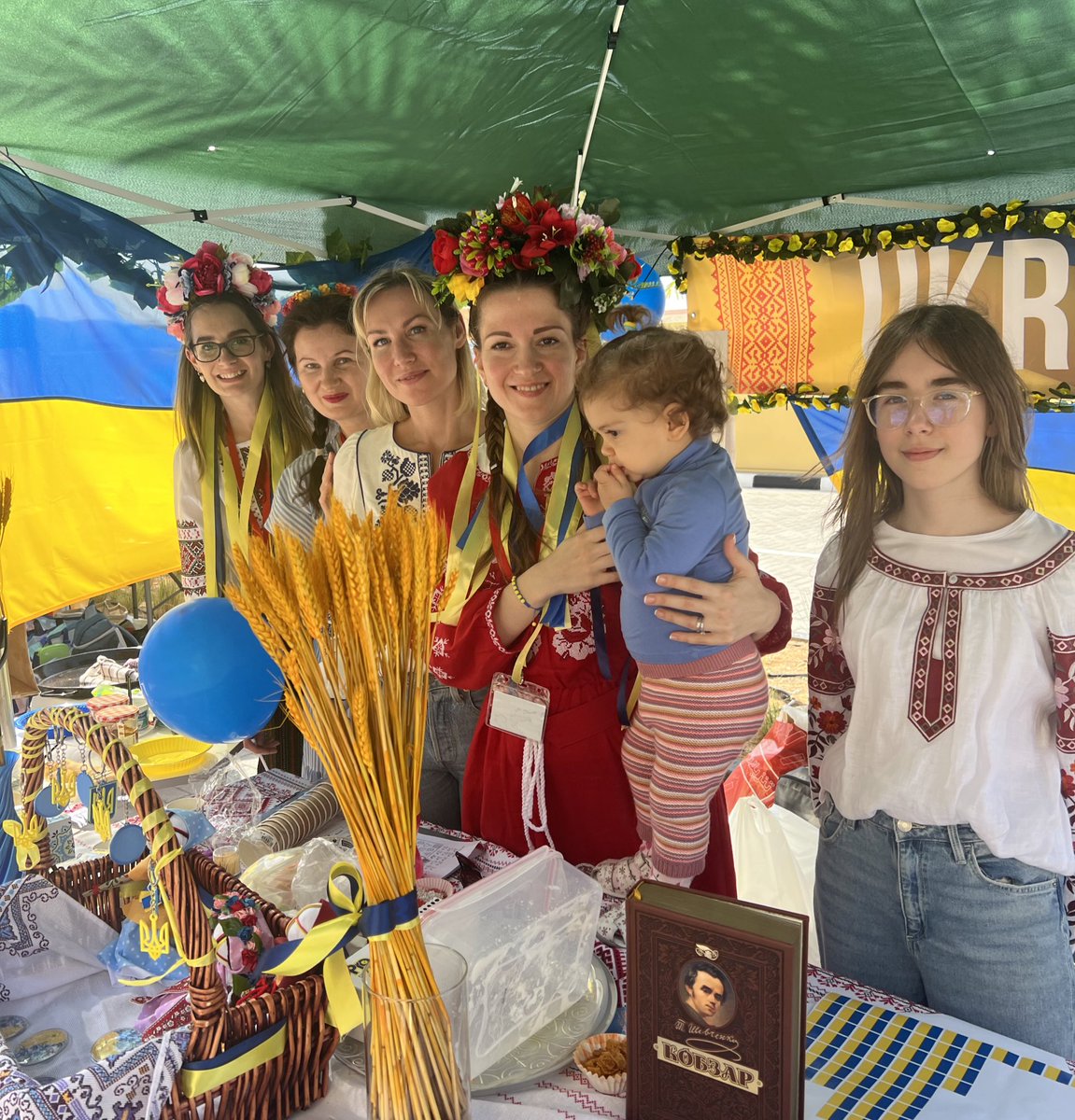 Ukraine 🇺🇦 showing us their beautiful traditional dress!