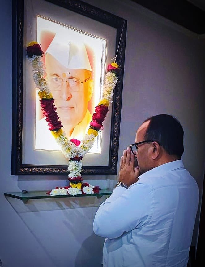 save_atul's tweet photo. सर्वसमावेशक न्याय मिळवून देण्यासाठी अविरत प्रयत्नशील राहण्याचा वारसा मला ज्यांच्याकडून लाभला, ते माझे तीर्थरूप स्व.मोरेश्वरजी सावे यांना जयंती निमित्त अभिवादन..(१/५) https://t.co/7XUAlb32l0