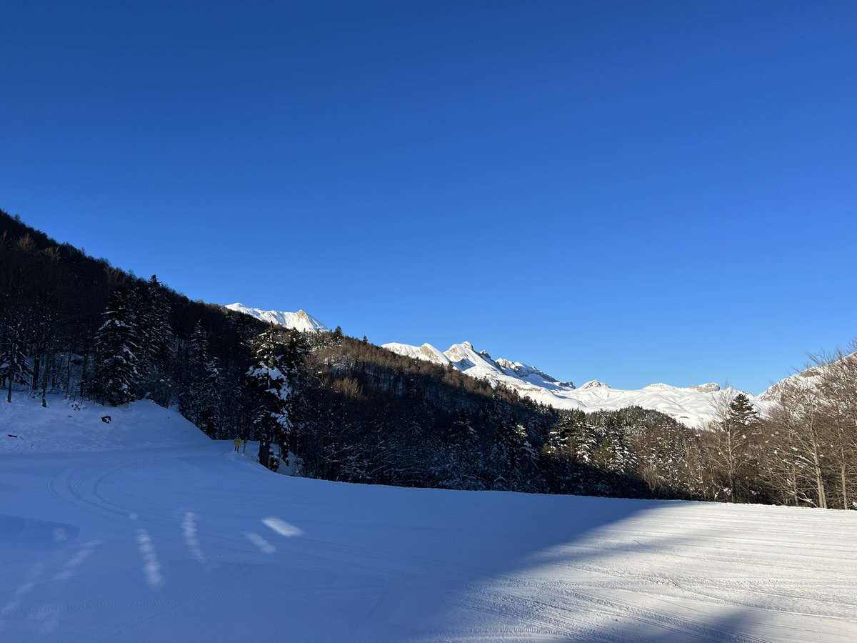 Le nouveau projet du #somport fait la part belle aux matériaux naturels, à l’environnement et ajoute de nouveaux services dans cet espace frontalier #canfrancpirineos #alpinultras #bearn #pyrenees #pirineos