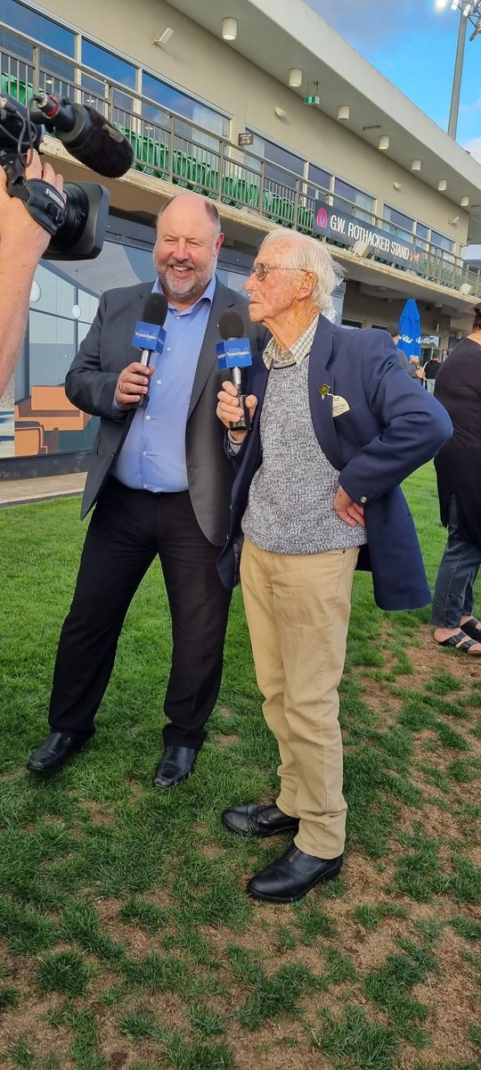 kirstengraham91's tweet photo. From one legend to another https://t.co/v6TeYFIaj9