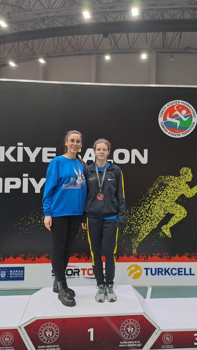 Bursa'da düzenlenen 16 Yaş Altı Türkiye Salon Atletizm Şampiyonasında okulumuz öğrencilerinden Ata Ahmetoglu Yüksek Atlamada 4.olmuştur.
Tuğba Yanılmaz 4×200 metre Bayrak Yarışında takımı ile birlikte Türkiye 3.sü olmuştur ayrıca 60 metre engelde final koşmuştur.