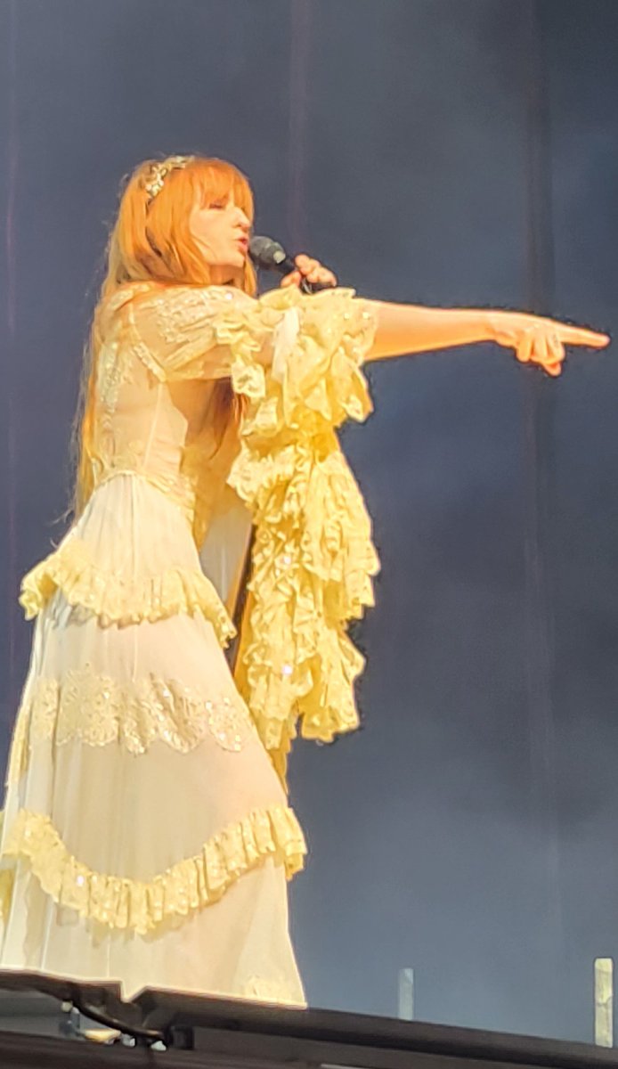 ahsinav5's tweet photo. Last night was unreal 💫
Made it to the barrier and she held my hand! ❤ https://t.co/OkfBcyXHRW