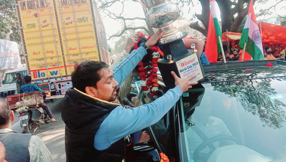 शिक्षक को चढ़ा नेतारिती का खुमार_ फतेहपुर चौरासी के उदसाह में तैनात शिक्षक कयामुद्दीन  ड्यूटी छोड़ पहुचें क्रिकेटर अर्चना निषाद के पूर्व-आयोजित स्वागत कार्यक्रम में नेता की भूमिका में नजर आए शिक्षक संघ अध्यक्ष कयामुद्दीन।
<a href="/myogiadityanath/">Yogi Adityanath</a> <a href="/bstvlive/">भारत समाचार | Bharat Samachar</a> <a href="/dmunnao/">DM UNNAO</a> <a href="/KhojiHindustan1/">खोजी हिंदुस्तान समाचार पत्र</a>