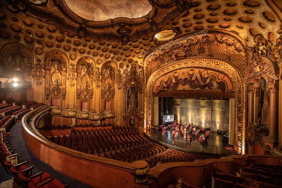 #LosAngelesTheatre 92 yaşına girdi. Peki bizde 92 yaşında ve kesintisiz olarak tiyatro hizmeti vermiş, mimari olarak da bu şekilde korunmuş kaç müstakil tiyatro binası var?

Tiyatrolarımız ya pasaj içi ya da bardan, meyhaneden bozma yerler. Oysa mimari kültür de çok önemli!