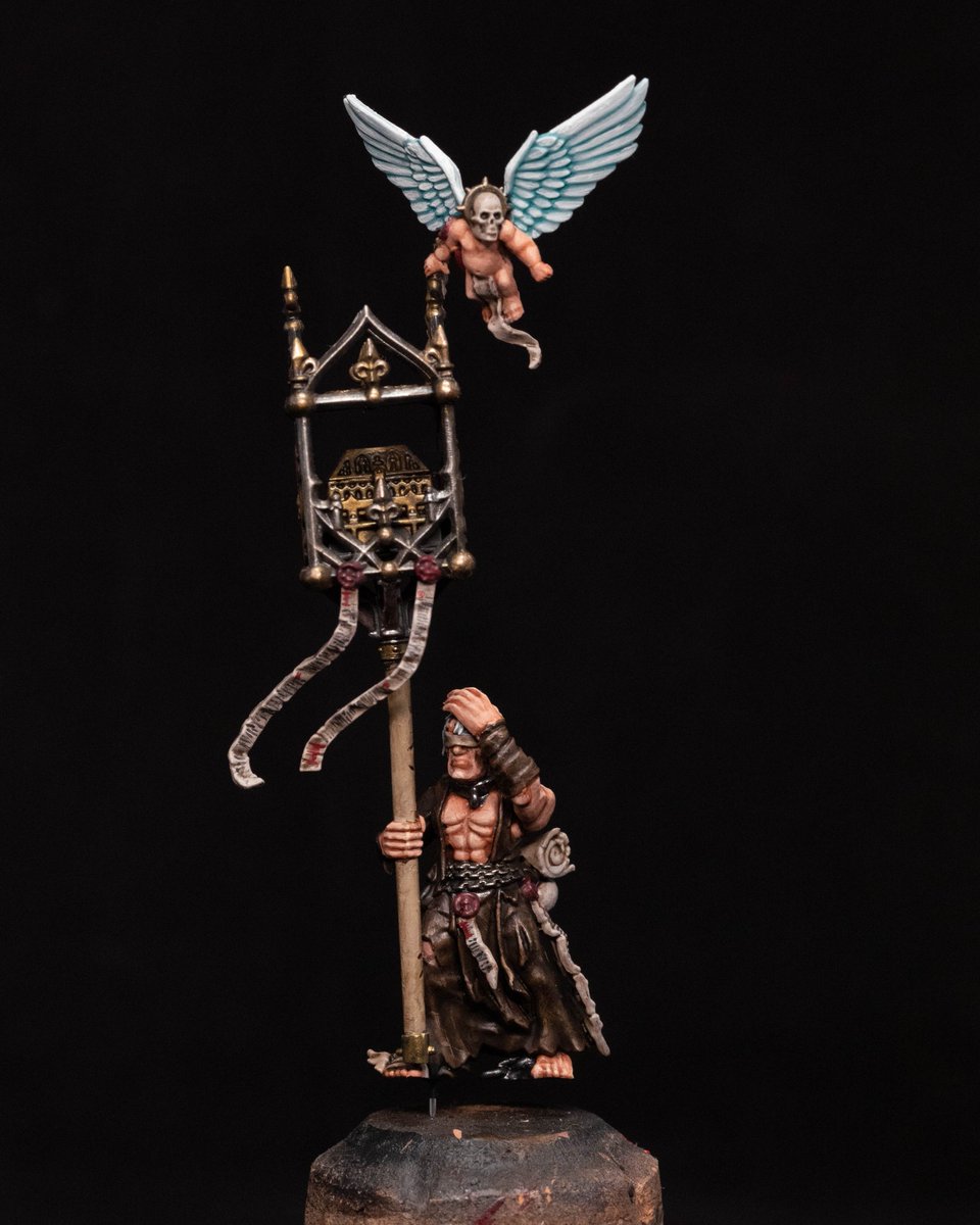 This definitely isn't over the top for an objective marker right?!?! 
Duncan here is somewhat confused of how he has managed to find himself in the 41st millenium and if you get the naming reference.... then you are my favourite sort of people.
#warmongers #warhammercommunity