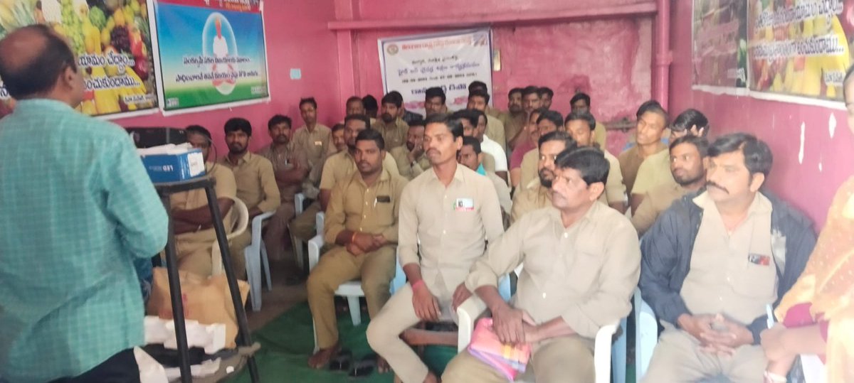 DMKMRTSRTC's tweet image. #TravelwithTSRTC
Today organized training to phb drivers on Courtesy,Road Safety n Accident free@Kamareddy