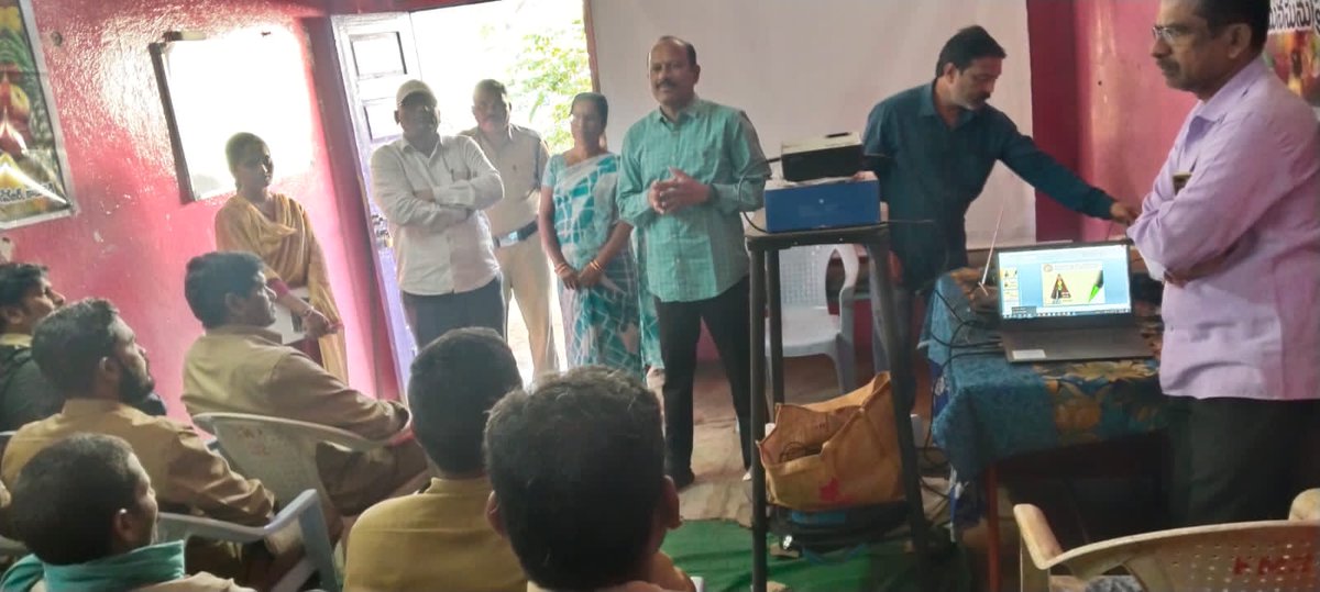 DMKMRTSRTC's tweet image. #TravelwithTSRTC
Today organized training to phb drivers on Courtesy,Road Safety n Accident free@Kamareddy
