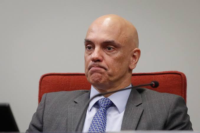 choracuica's tweet image. os cara queria botar grampo no xandão kkkkkk os cara é muito burro ele é careca meu