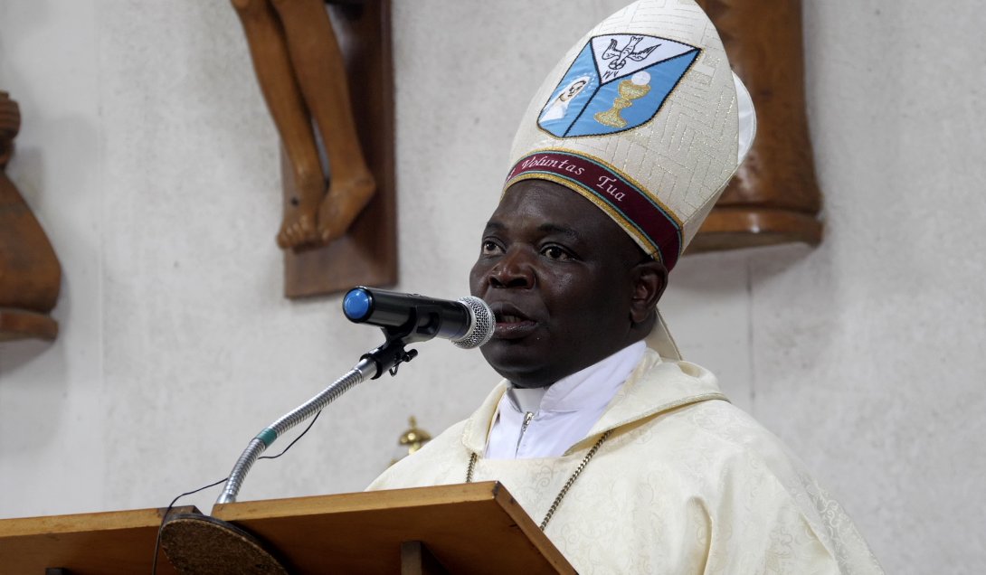 JescomZim's tweet image. Educate your emotions and be careful of lust, gluttony, pride, anger and the craving of material things. You are bearers of the light of Christ. let it shine within you and around you- Rt. Rev. Rudolf Nyandoro (Bishop of Gweru) tells priest and religious
