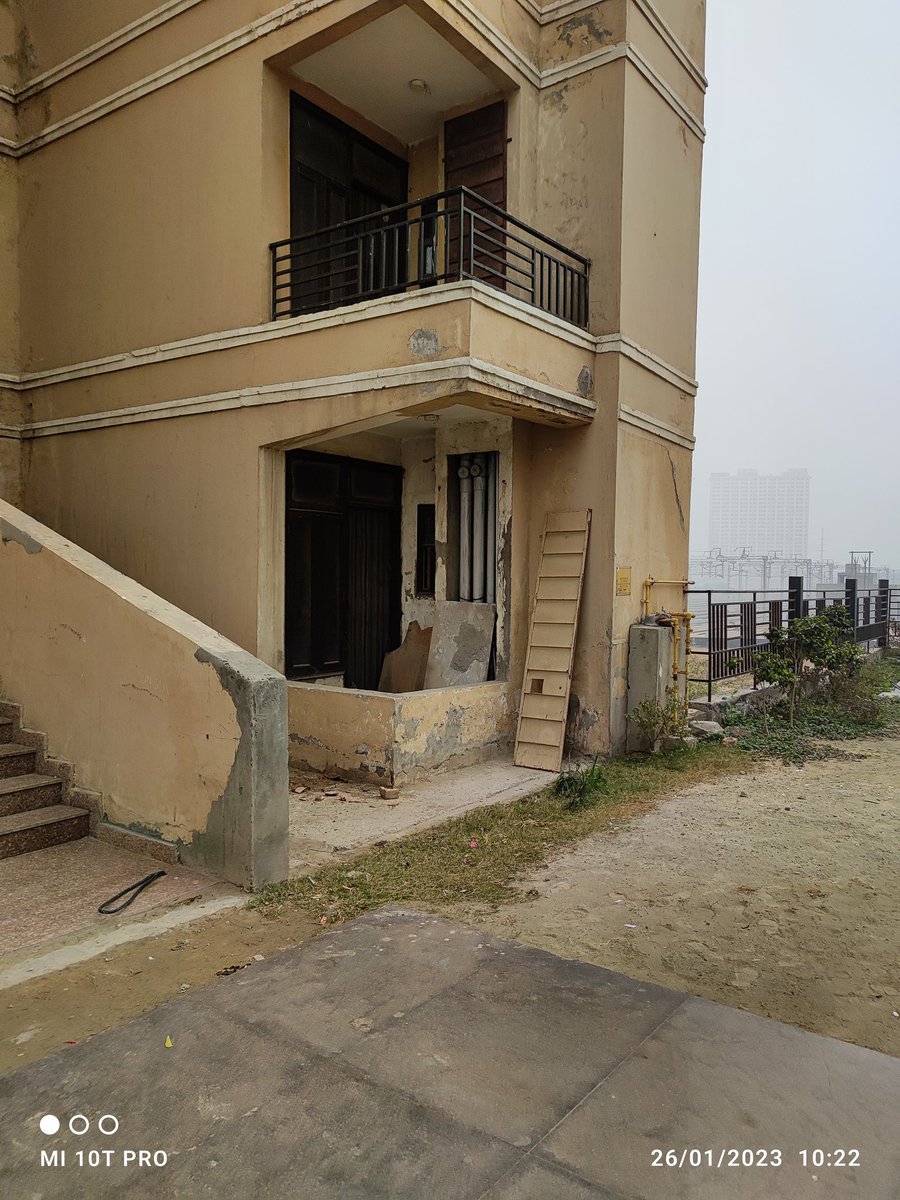 sujeet85's tweet photo. @CMOfficeUP @PMOIndia @NandiGuptaBJP @HMOIndia @ChiefSecyUP @UPSIDA 138 reminders in your office but no action on top of it some BJP workers are openly supporting builders, what is this relationship called. Why should we opt for a party which supported corrupt builder @MigsunLtd https://t.co/NKIdBWghVe
