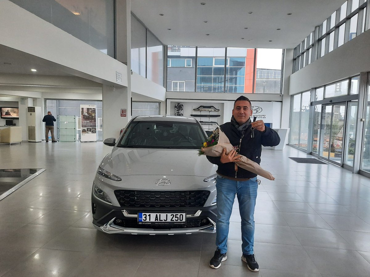Arslanoglu2022's tweet photo. Doğan Bey yeni #Kona aracıyla Hyundai Arslanoğlu ailesine katıldı. Hayırlı uğurlu olsun. İyi günlerde kullanmanız dileğiyle 🙏
#arslanoglusirketlergrubu
#hyundaiKona
@mahmutarslanoglu @mustafarslanoglu @nazirearslanoglu_ @mskececi 
@mehmetklncc https://t.co/RIfKNNfxI1