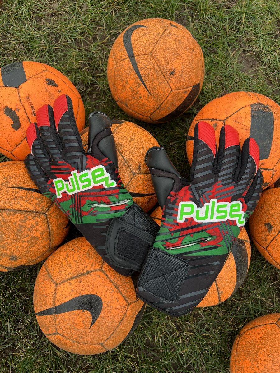 JHDavies01's tweet photo. Back on the grass this morning with our young keepers @SCTJFC @SCTJFCSS @Pulsegk #BecomeAPulseKeeper #Development https://t.co/xKGo8zB1M0