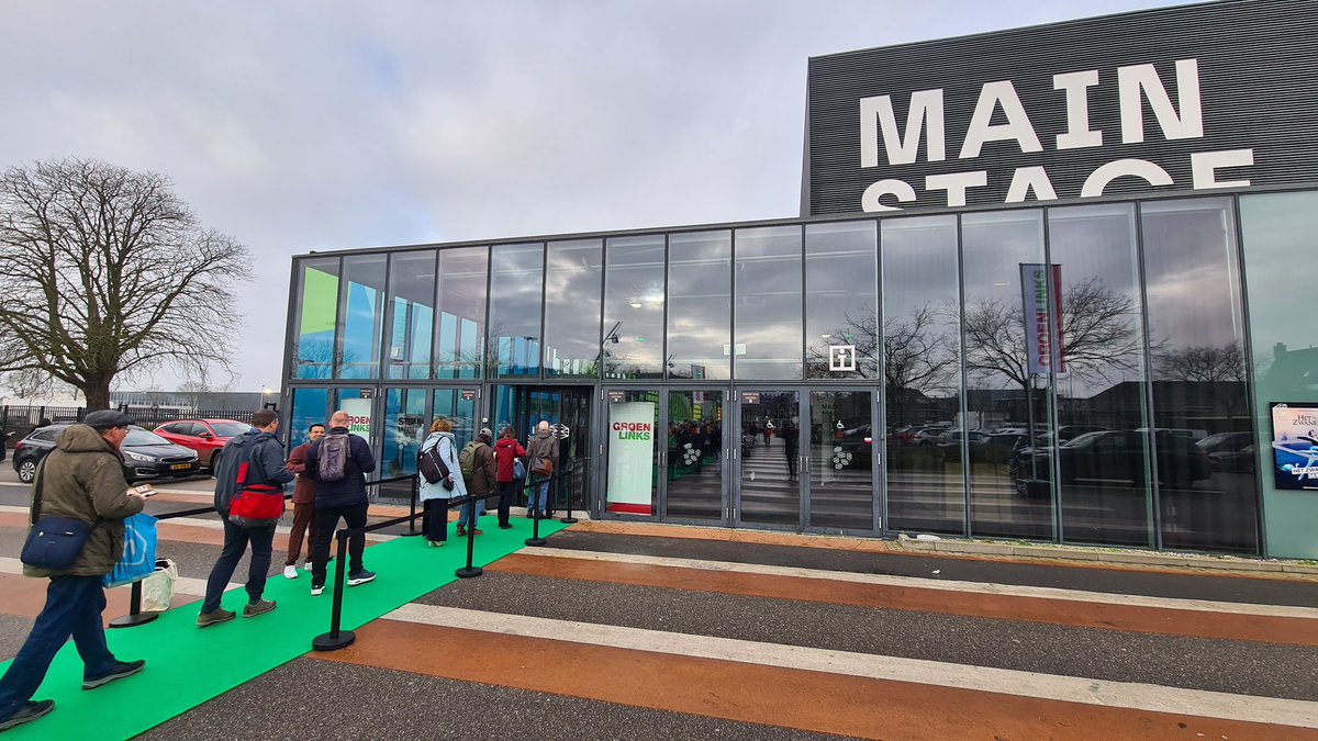 Timgeluk's tweet photo. Vandaag ben ik bij een gezamenlijk congres van GroenLinks en PvdA. Samen kunnen we ervoor zorgen dat we een sociale, groene en progressieve kant op gaan in Nederland. @samenoplinks @groenlinks @PvdA @GLGouda @pvdagouda #congres https://t.co/VUUPAjO9wa