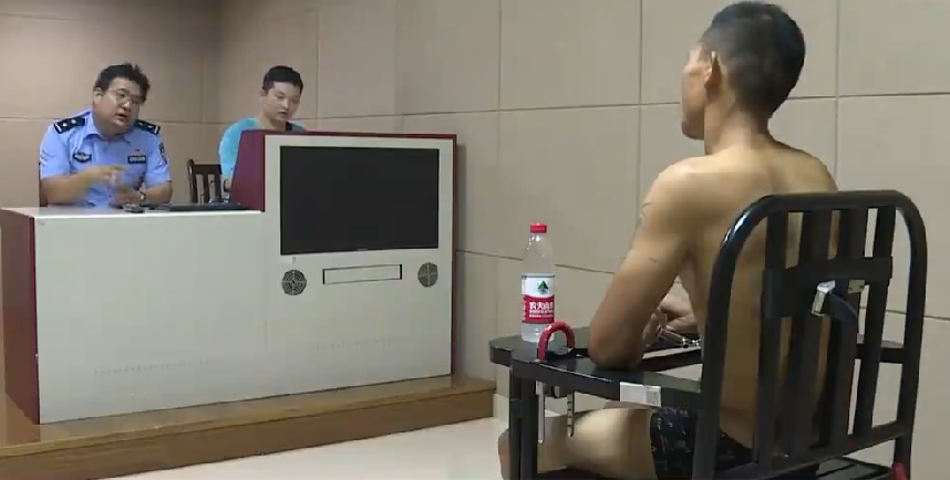 肌肉男嫌疑人讯问时被扒光只剩内裤，有高清视频，可交流