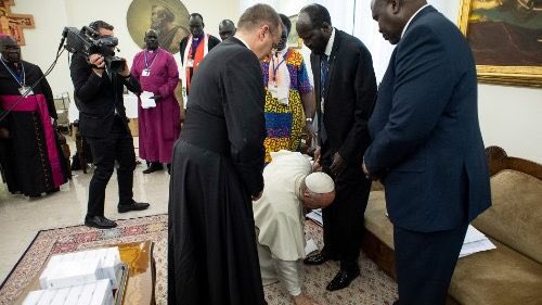 NicolasSeneze's tweet photo. Extraordinaire de voir le pape en visite au Soudan du Sud ! Je garderai toujours en mémoire ce jour où il s’était jeté aux pieds des dirigeants sud-soudanais pour implorer qu’ils fassent la paix… https://t.co/urqonHEEhp