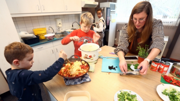 Samen koken voor mensen die een gezonde maaltijd niet makkelijk kunnen betalen, dat deden leerlingen van #DeFinne in #Beetsterzwaag vrijdag. #weggeefkast #Eten wat de pot schaft  sa24.nl/nieuws/algemee…