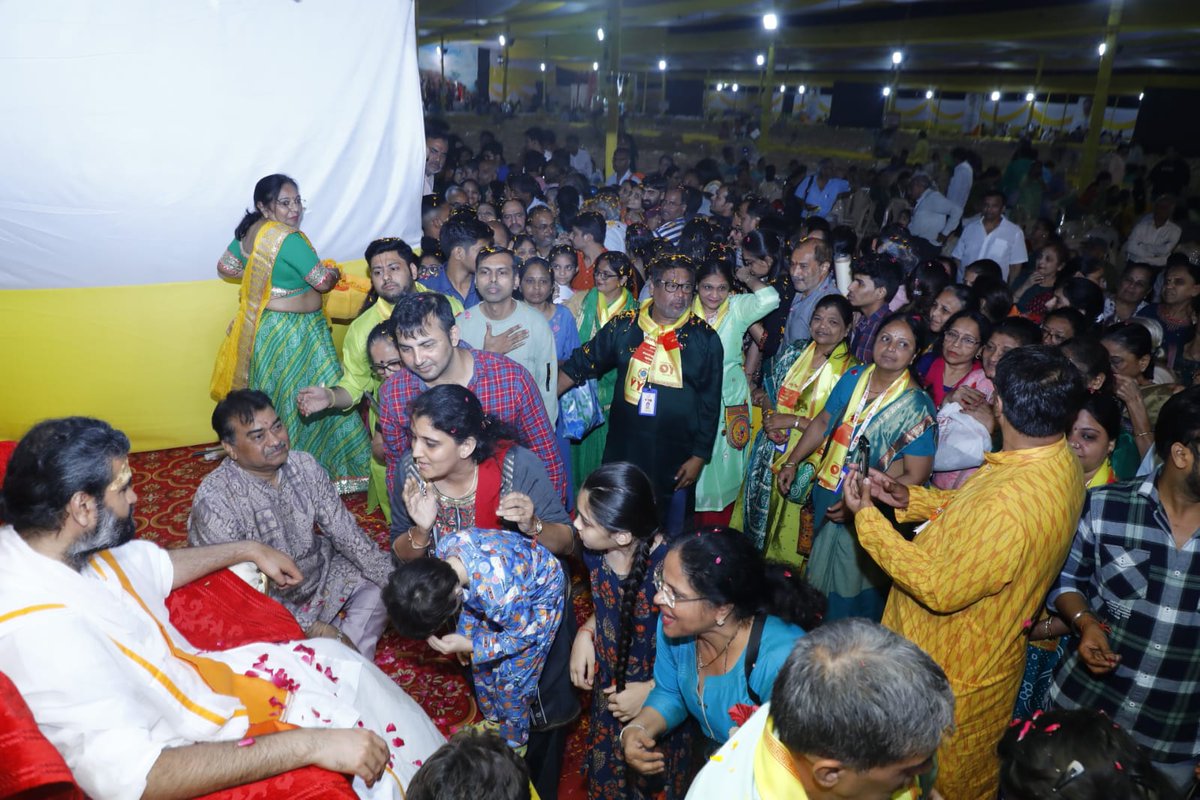 Vrajrajkumarji1's tweet photo. Purnahuti of Shrimad Bhagwat Saptah Gyan Yagna by Vaishnavacharya in Kandivali, Mumbai. 2/2
#krishna #leela #shrimadbhagwatkatha #shrimadbhagwat #bhagwatkatha #katha #bhagavatam #gyan #gnan #yagya #yagna #lifecoach #lifechanging #tranformation #vrajrajkumarji #vyo #mumbai https://t.co/wfviZbqXBy