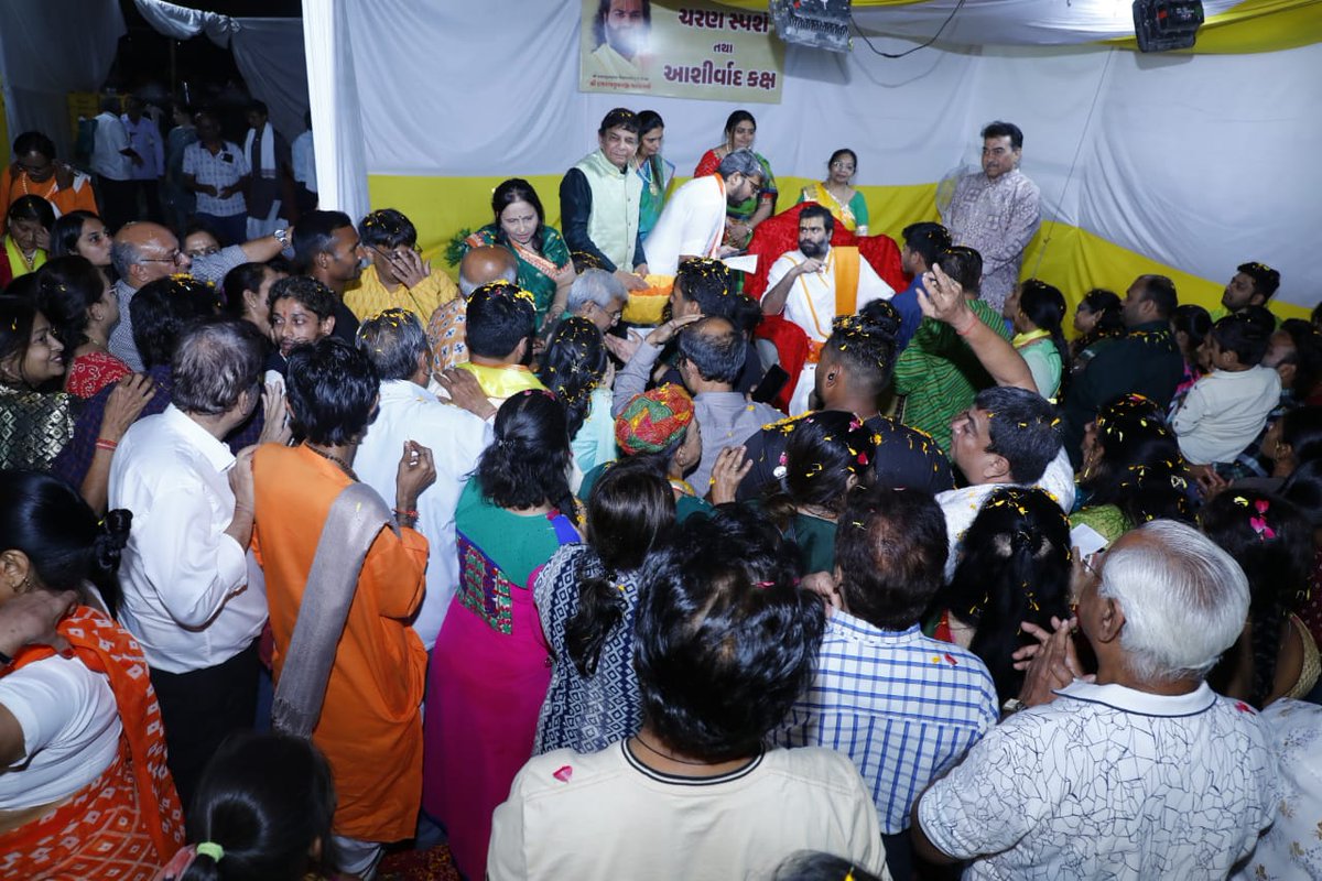 Vrajrajkumarji1's tweet photo. Purnahuti of Shrimad Bhagwat Saptah Gyan Yagna by Vaishnavacharya in Kandivali, Mumbai. 2/2
#krishna #leela #shrimadbhagwatkatha #shrimadbhagwat #bhagwatkatha #katha #bhagavatam #gyan #gnan #yagya #yagna #lifecoach #lifechanging #tranformation #vrajrajkumarji #vyo #mumbai https://t.co/wfviZbqXBy