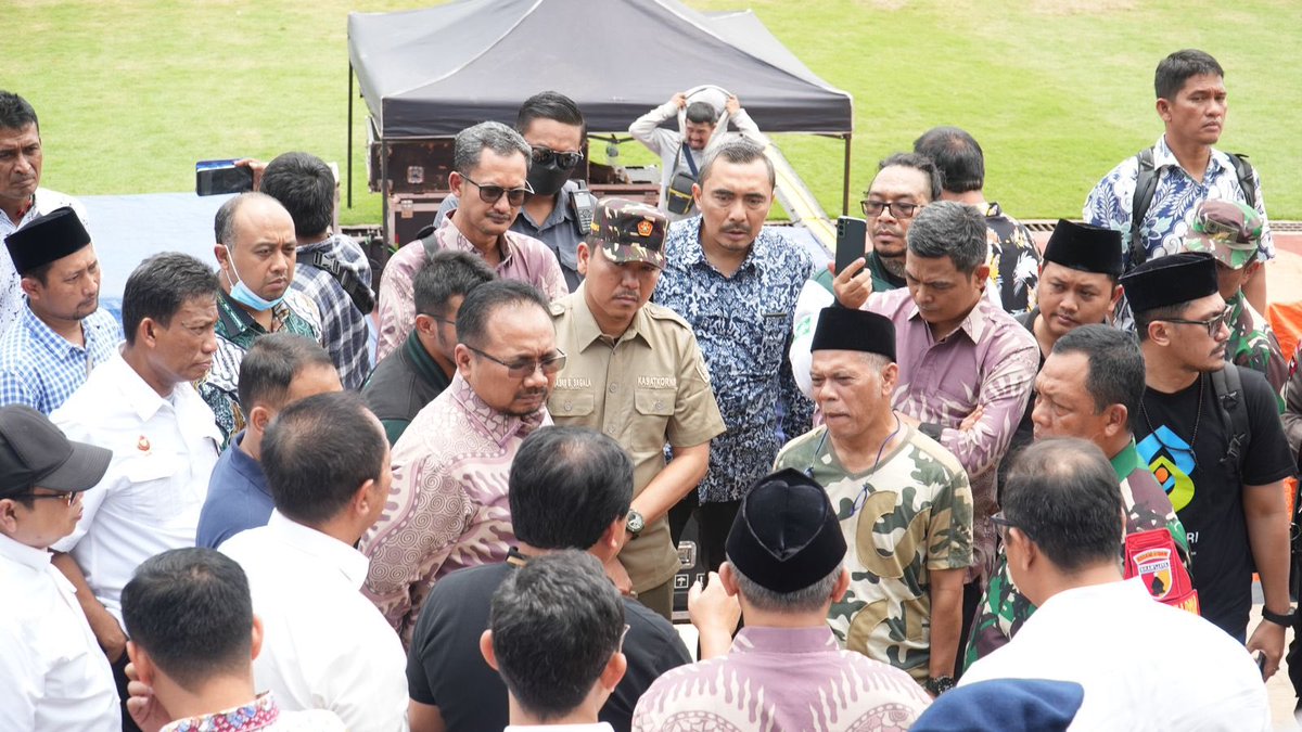 Official_Ansor's tweet photo. Menggenapi giat hari ini di Sidoarjo, Gus Ketum mengunjungi lokasi pelaksanaan Resepsi Puncak Satu Abad NU. Dengan seksama, beliau mendengarkan dan berdiskusi mengenai progres helatan agung tersebut; memfasilitasi “ngalap barokah raksasa Kiai dan Ulama” oleh para jemaah. https://t.co/tP8Xlw8HqB