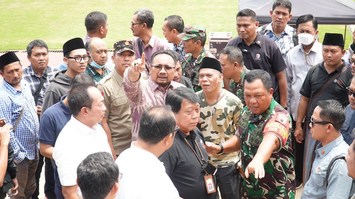 Official_Ansor's tweet photo. Menggenapi giat hari ini di Sidoarjo, Gus Ketum mengunjungi lokasi pelaksanaan Resepsi Puncak Satu Abad NU. Dengan seksama, beliau mendengarkan dan berdiskusi mengenai progres helatan agung tersebut; memfasilitasi “ngalap barokah raksasa Kiai dan Ulama” oleh para jemaah. https://t.co/tP8Xlw8HqB