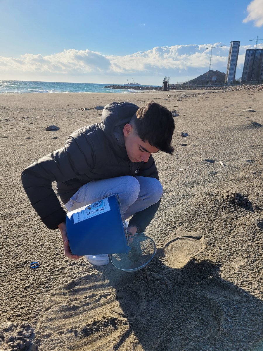 #GibraltarMarineScienceStudies 
An introduction to #microplastic surveying was delivered onsite the #Gibraltar #Runway beach
A job well done by the teens which will now be followed up with lab investigations 
Thank you @RAF_Gib @alinurse64 for organising this fieldtrip 
#DofE