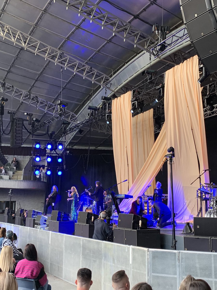 SweetMellyDee's tweet photo. We’re at @darrenhayes!! Looooved Batchelor Girl!! 😍😍 Having a blast meeting the other fans and can’t wait to see him stage finally performing after 10 years! #doyouremember #darrenhayes #homosexual https://t.co/0lUj0J6lN9