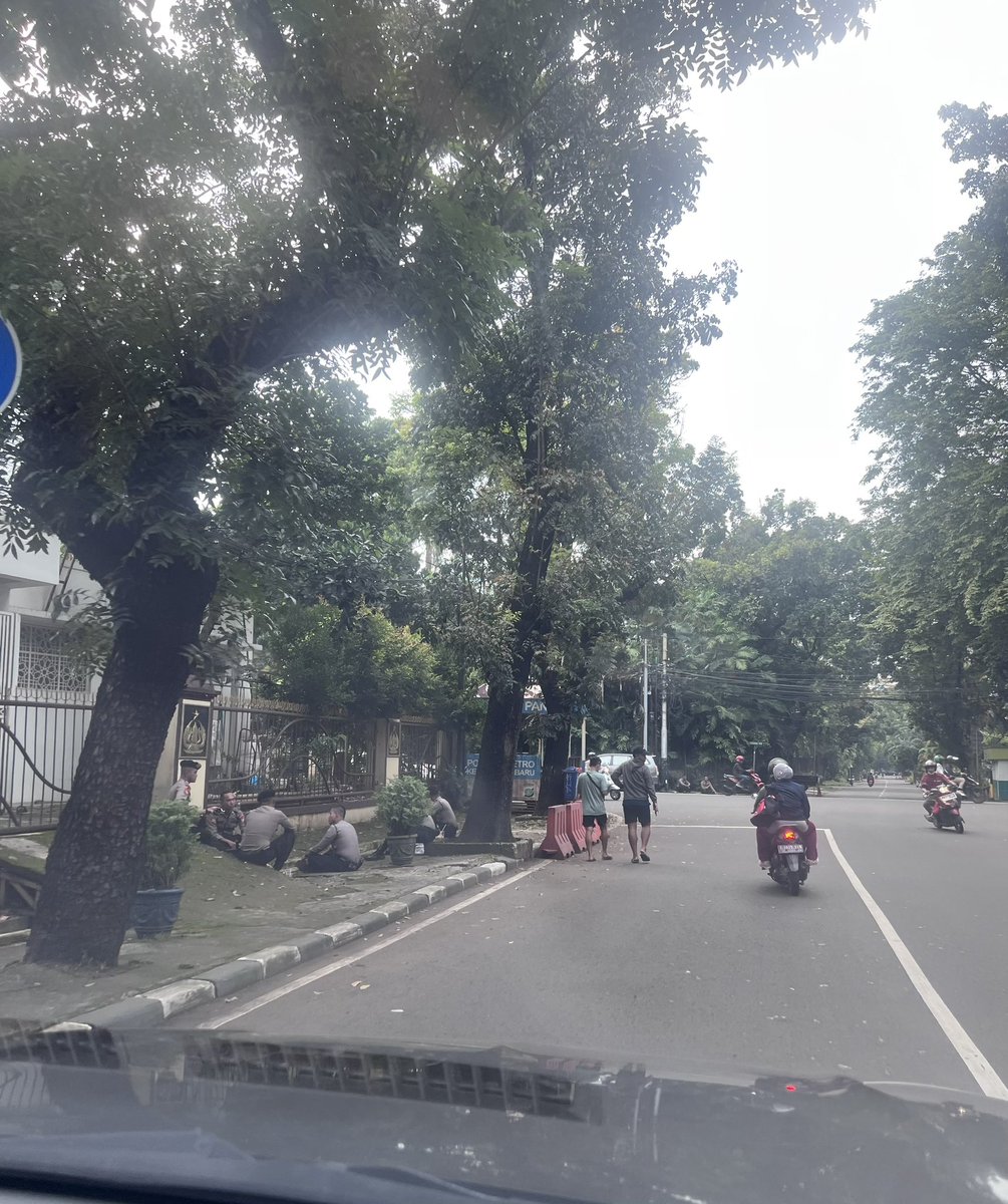 Kondisi di sekitaran Stadion PTIK sore ini. Bisa diliat sendiri, setiap sudut jalan dijaga ketat oleh aparat.

Yang pada teriak ini itu, semoga sampe sini paham ya tentang sikap dan positioning Jakarta Fans.