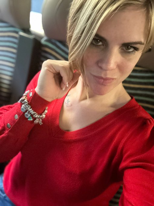 En route pour @EROSEXPO a Rennes :-) retrouvez moi pour des shows cabine de folies.  H&eacute;sitez pas non<a class="tags" target="_blank" title="On Twitter" href="/?out=eyJ0eXAiOiJKV1QiLCJhbGciOiJIUzUxMiJ9.eyJpYXQiOjE3MjgxNTc4NTQsImlzcyI6InR3cG9ybnN0YXJzLmNvbSIsIm5iZiI6MTcyODE1Nzg1NCwiZXhwIjoxNzU5NjkzODU0LCJyZWRpcmVjdF91cmwiOiJodHRwczovL3R3aXR0ZXIuY29tL0VST1NFWFBPIn0.JIYoCIw78OG3-mexbvzf6vzX4Z8cg86c44z3oC_DrxhjMC7alsFLM1wt-UbrUE8W83AT2gQKQ6ADcviCcsd3Vg">@EROSEXPO</a><a href="/tag/new"class="tags"><span>#new</span></a><a href="/tag/weekend"class="tags"><span>#weekend</span></a><a href="/tag/dimanche"class="tags"><span>#dimanche</span></a>