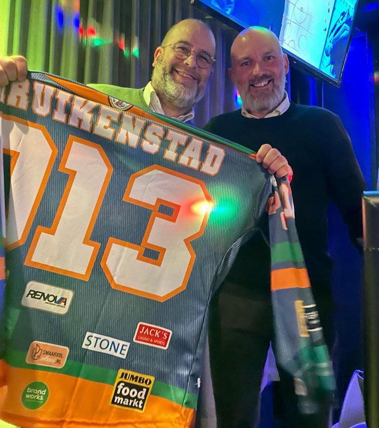 Gisterenavond is de eerste Kruikenstad jersey van <a href="/Tilburgtrappers/">Tilburg Trappers</a> uitgereikt aan onze voorzitter.