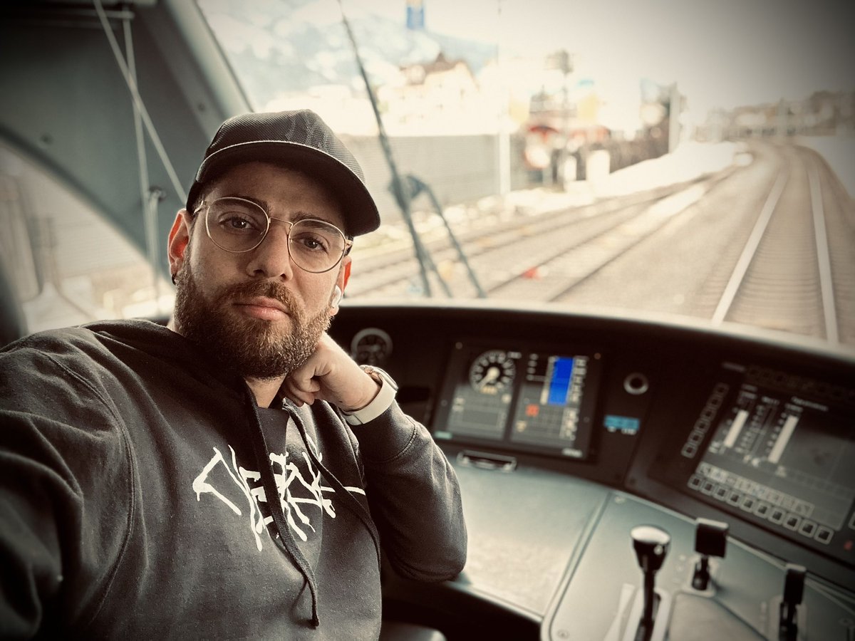 diogo_bfm's tweet photo. Train #IR90 1816 pour #GenèveAéroport avec une KISS #RABe511 #SBB #CFF #FFS #Traindriver https://t.co/Frxl3o5pfW