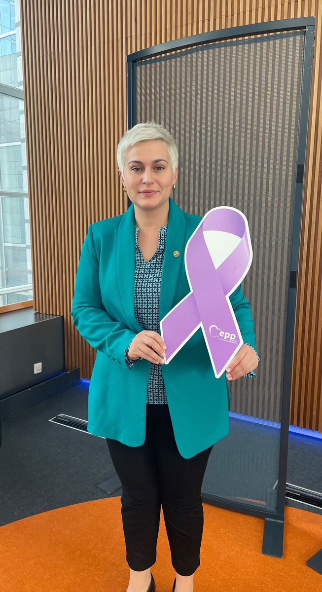 Uniting our voices and taking action
on #WorldCancerDay 
Did you know @EPPGroup has initiated an EU-wide strategy to fight cancer: #EUCancerPlan
A strong health budget to support the action plan. 
Bringing together the best professionals and researchers in Europe for this cause.