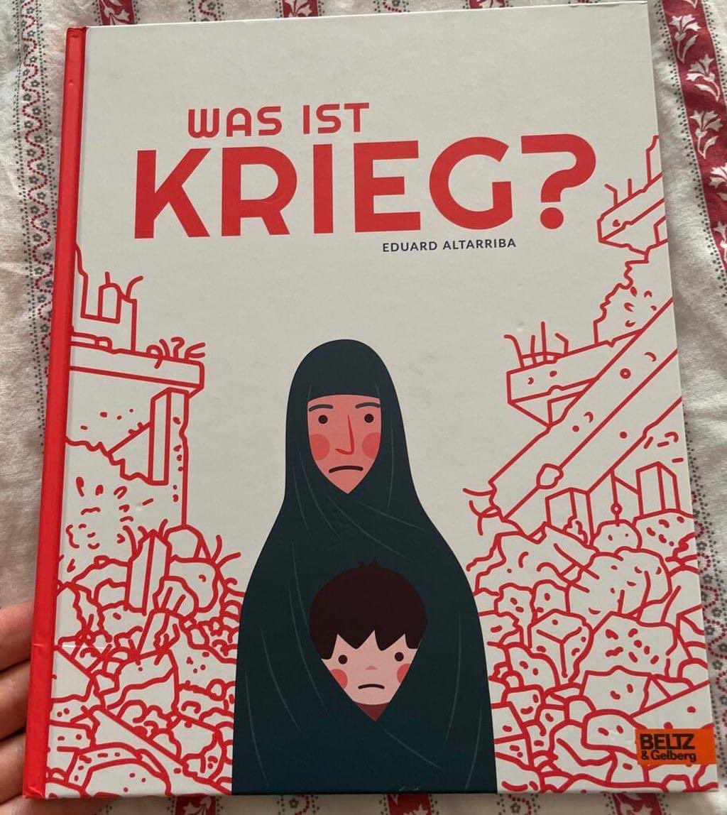 kinderbuuuch's tweet photo. Nach der Lektüre von „Was ist Krieg“ fragt sich @lafilledevienne auf https://t.co/FCPXamkaj1, ob es eigentlich mehr Bücher über Krieg braucht. Oder mehr vielleicht doch mehr Bücher gegen Krieg? #diversekinderbücher

https://t.co/tDzVQFLl4q https://t.co/gx1PBNmxg7