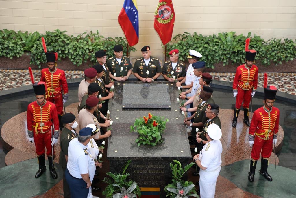 MGJuvenalFL's tweet photo. Hoy desde el Cuartel de la Montaña #4F, nuestra FANB rindió homenaje al Líder Invicto de la Revolución Bolivariana, el Comandante Supremo y Eterno Hugo Rafael Chávez Frías.
¡Su espíritu combativo y humanista, permanece intacto en los corazones de los que amamos a la Patria! https://t.co/lQgpLPfsFa
