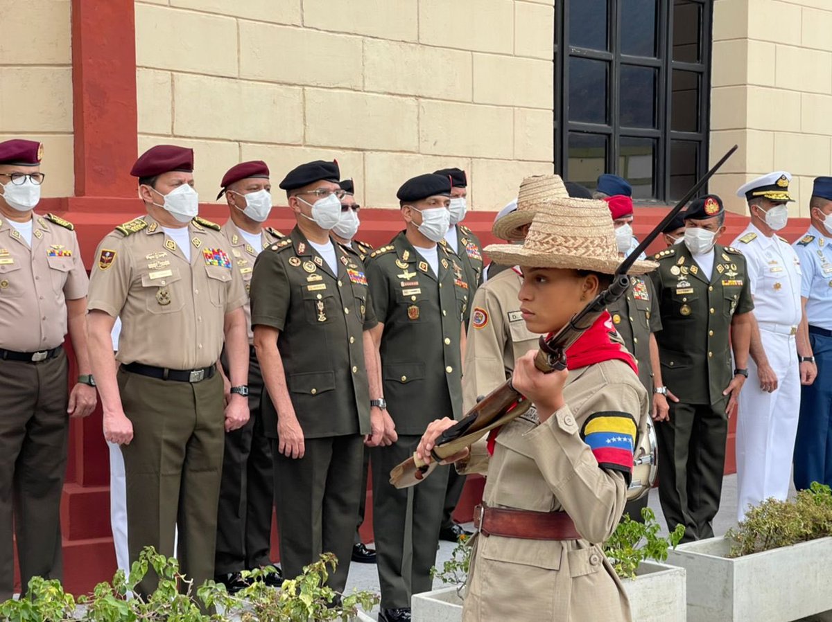 MGJuvenalFL's tweet photo. Hoy desde el Cuartel de la Montaña #4F, nuestra FANB rindió homenaje al Líder Invicto de la Revolución Bolivariana, el Comandante Supremo y Eterno Hugo Rafael Chávez Frías.
¡Su espíritu combativo y humanista, permanece intacto en los corazones de los que amamos a la Patria! https://t.co/lQgpLPfsFa