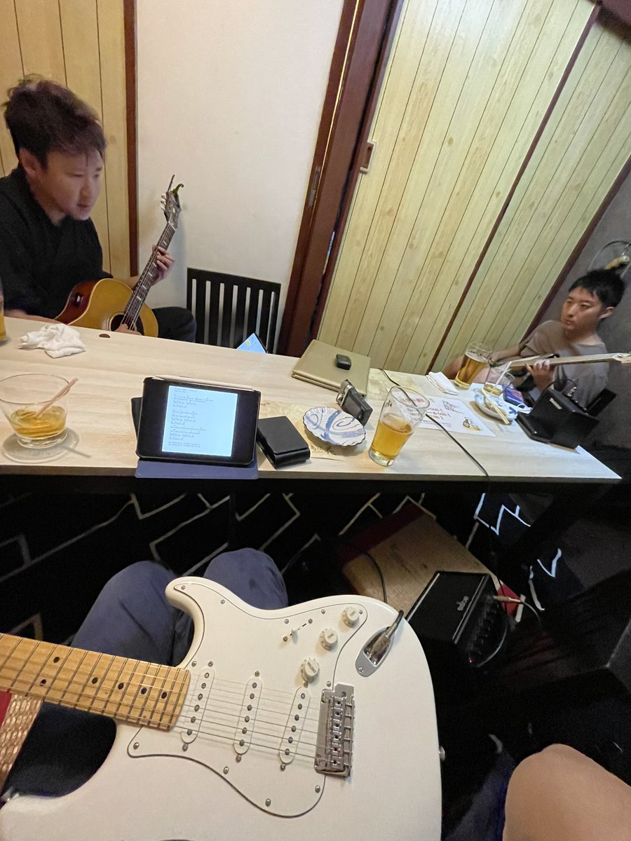 ToshiaBKK's tweet photo. 美味しく食しながら音出しの図。#nextcolour #鳥屋花 https://t.co/82ELtvLJTp