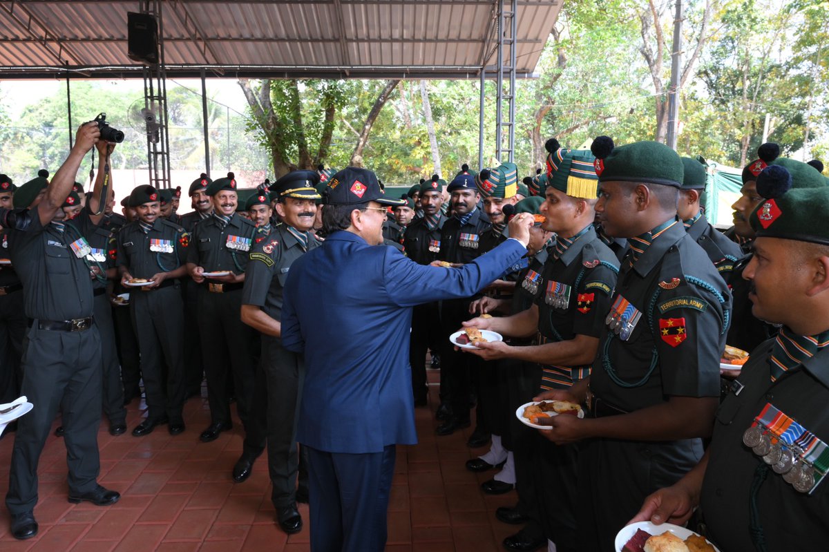 AjaybhattBJP4UK's tweet image. आज कोझिकोड में सेना की 122 इन्फैंट्री बटालियन (प्रादेशिक सेना) के सैनिकों से बातचीत की और उन्हें संबोधित किया..