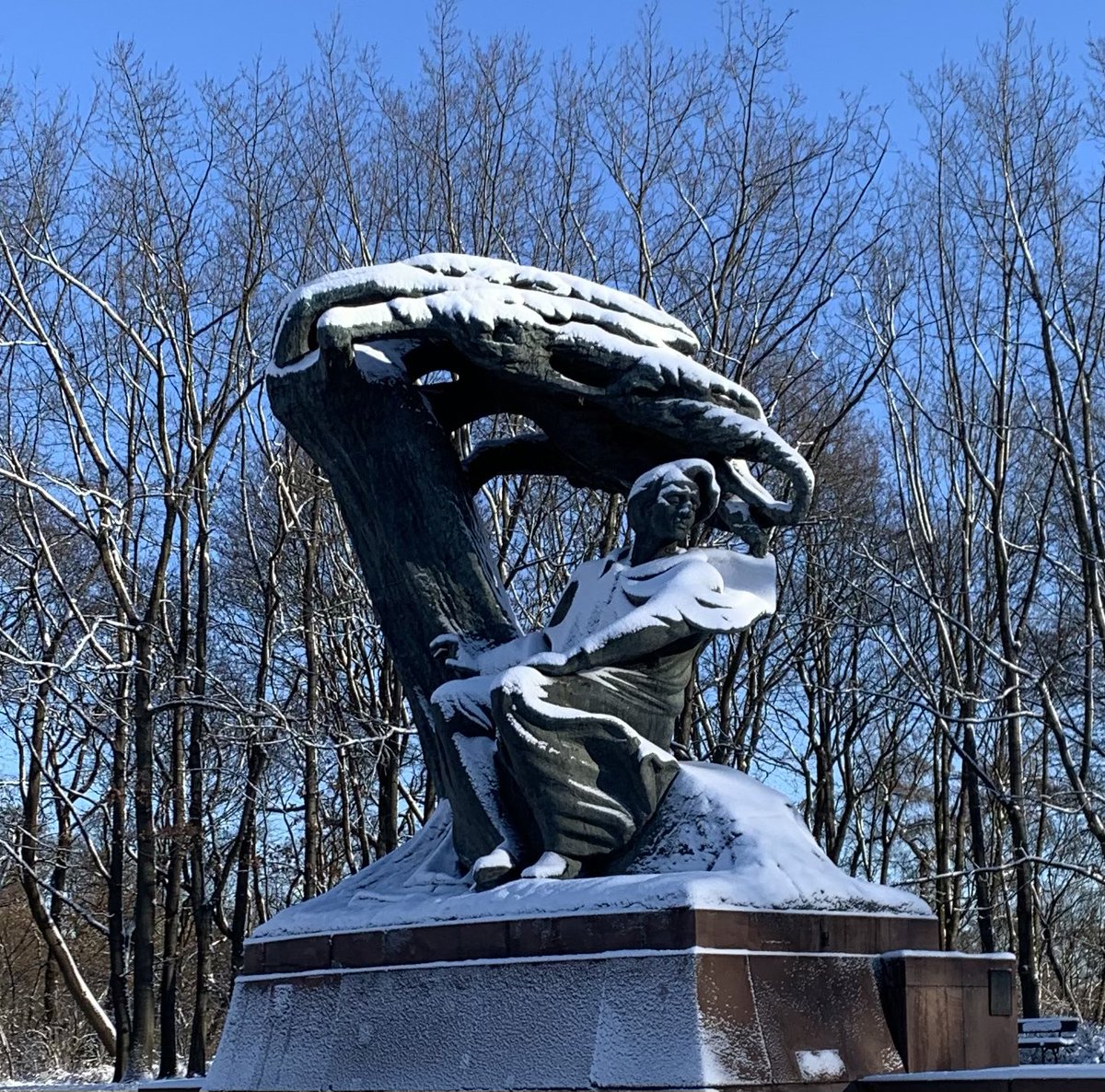 Magiczny, śnieżny park Ujazdowski