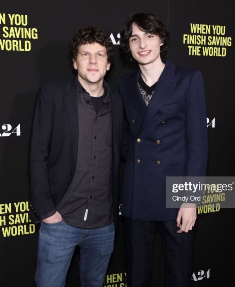 SoundsOfSeries's tweet image. Finn Wolfhard said that Jesse Eisenberg reassured him after his panic attack on the set of “When You Finish Saving the World”:

“It just changed my life because I was able to take my anxieties more seriously and realize that it's okay to feel that stuff in a professional setting”
