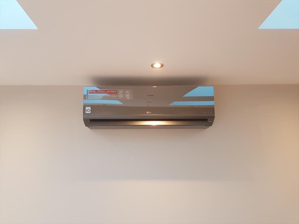 dominic_256ug's tweet photo. Beat the heat in style with a brand new air conditioner! Upgrade your comfort game and stay cool all year ,contact @AirTro_EngCoLtd on 0706149658 or dm us to book in for free site surveys and quotations #NewAC #StayCool https://t.co/96ZJGv91vU