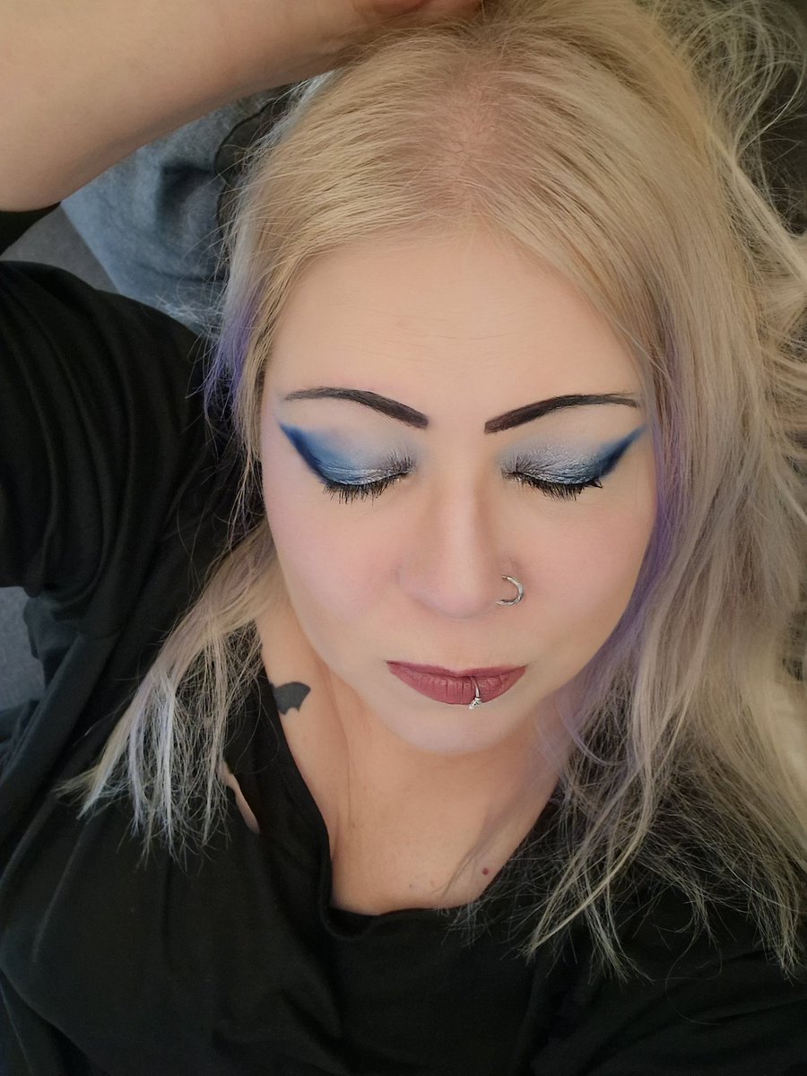SannizL's tweet image. Have a great weekend Darklings 

#weekend #simplelook #comfy #Eldergoth #makeup #goth #50plus #Swedish #beyourself