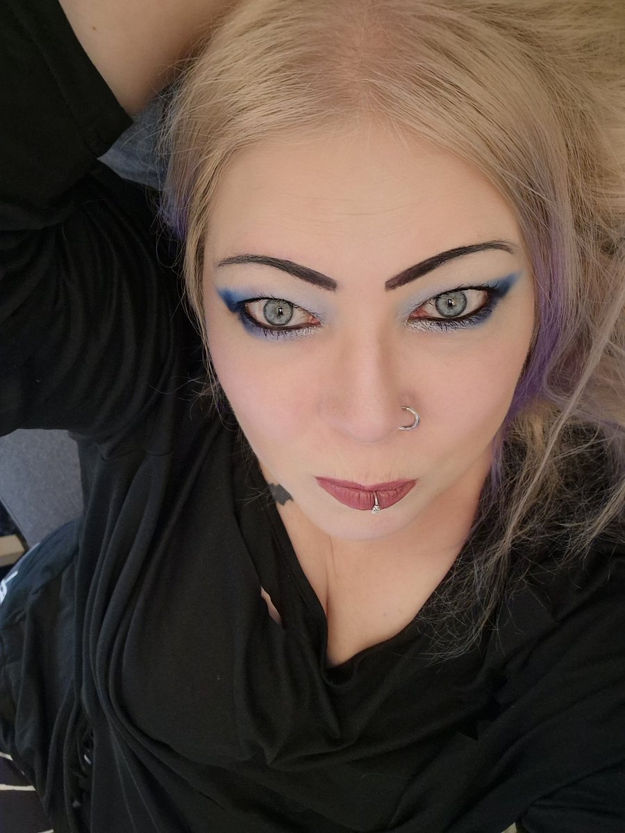 SannizL's tweet image. Have a great weekend Darklings 

#weekend #simplelook #comfy #Eldergoth #makeup #goth #50plus #Swedish #beyourself