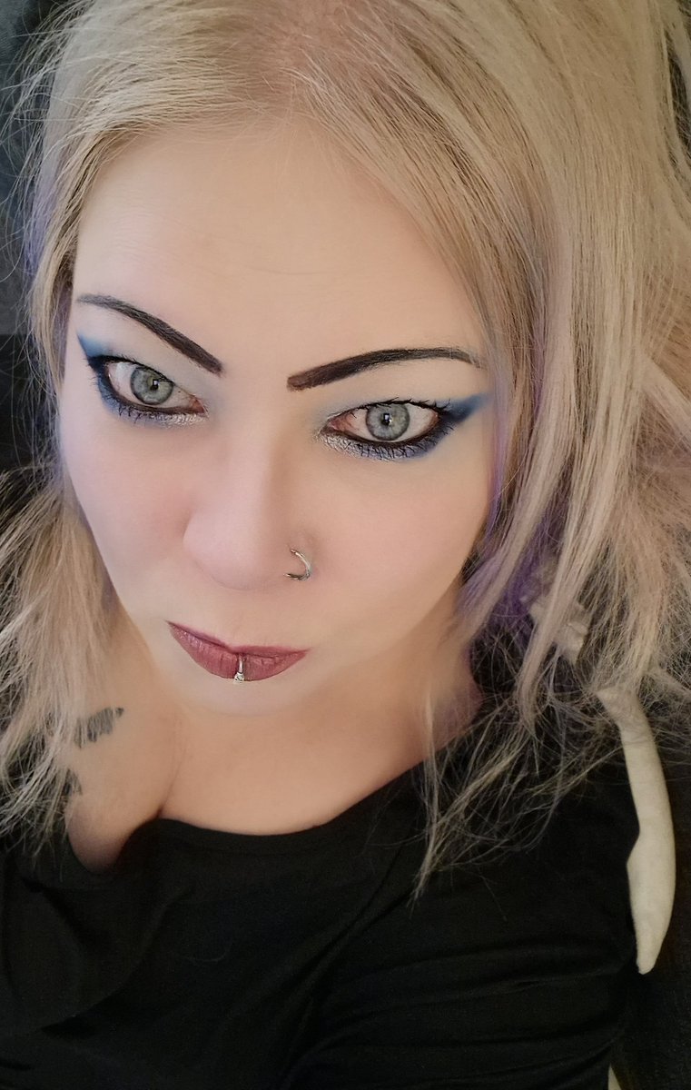 SannizL's tweet image. Have a great weekend Darklings 

#weekend #simplelook #comfy #Eldergoth #makeup #goth #50plus #Swedish #beyourself