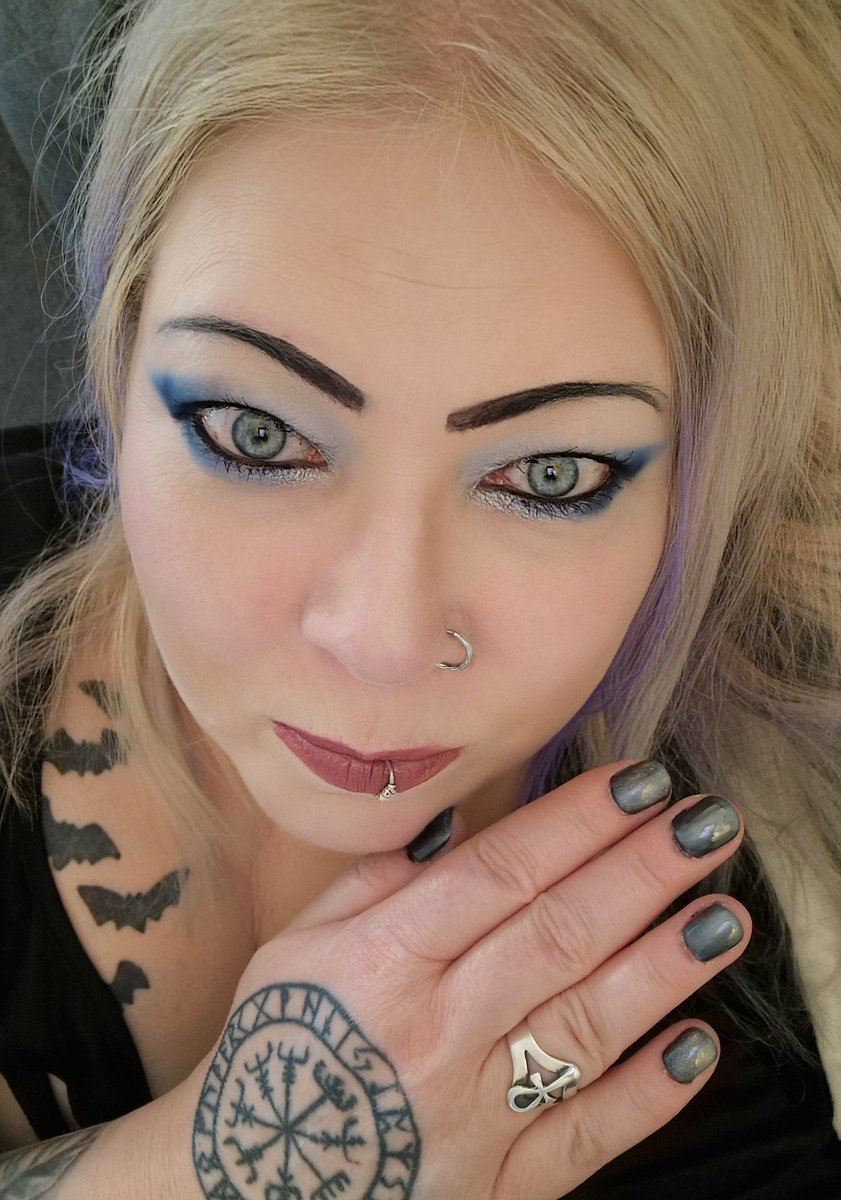 SannizL's tweet image. Have a great weekend Darklings 

#weekend #simplelook #comfy #Eldergoth #makeup #goth #50plus #Swedish #beyourself