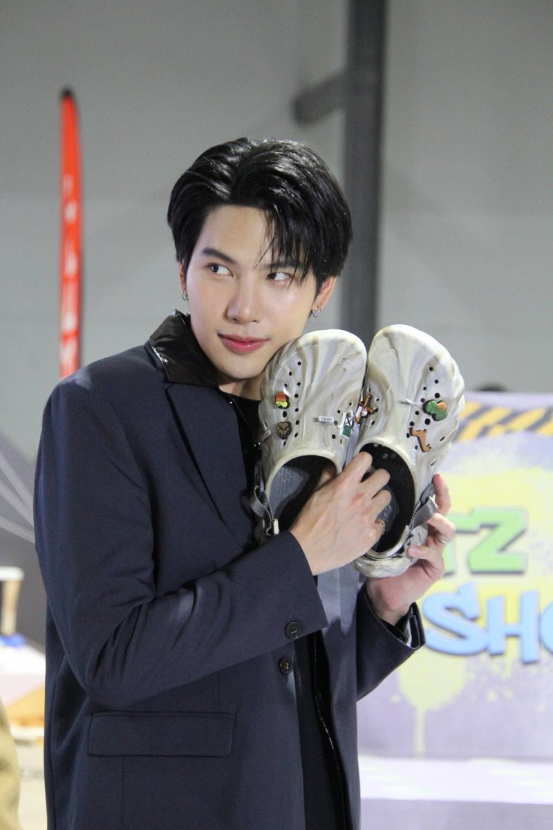 lovemaxiiin's tweet photo. น่ารักเกินไปมุ้ย 
#คนของอาฮุย 

#CrocsPresentSneakerPartyThailand2023 https://t.co/7BcaaO3MGQ