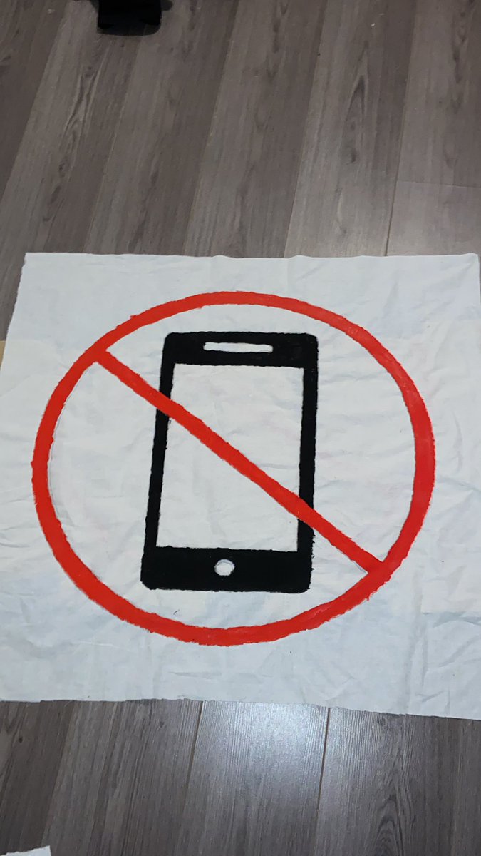 ADH010_'s tweet image. Telefoon in je zak!📵🎨